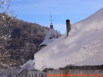 Campanario de Roncesvalles con nieve