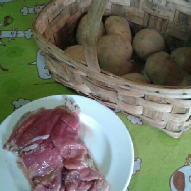 A punto de cocinar unos filetes con patatas. Productos ecológicos de nuestro amigo Patxi de Garralda (un pueblo cerca del nuestro)