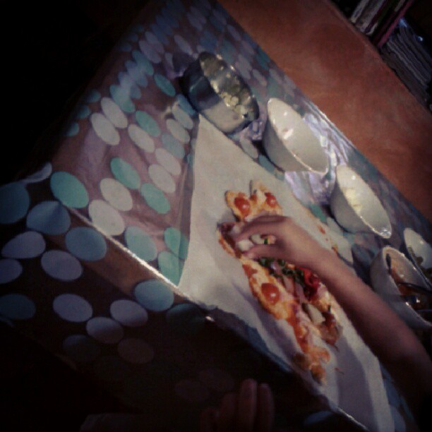 Carlitos haciendo una pizza artistica para Luismi