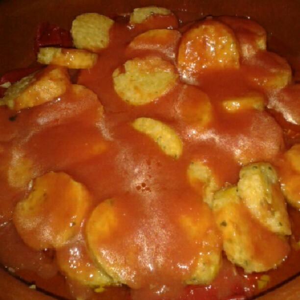 Cazuela de relleno con tomate casero para las cenas de los clientes