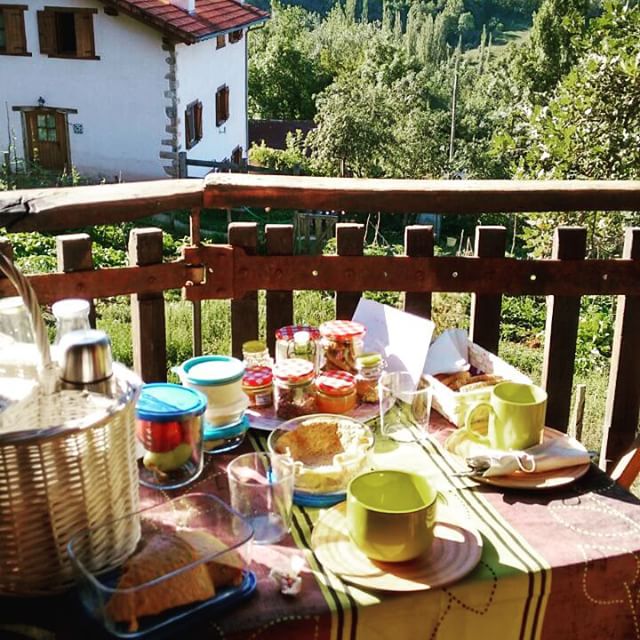 Desayuno en la terraza de la Cabaña.