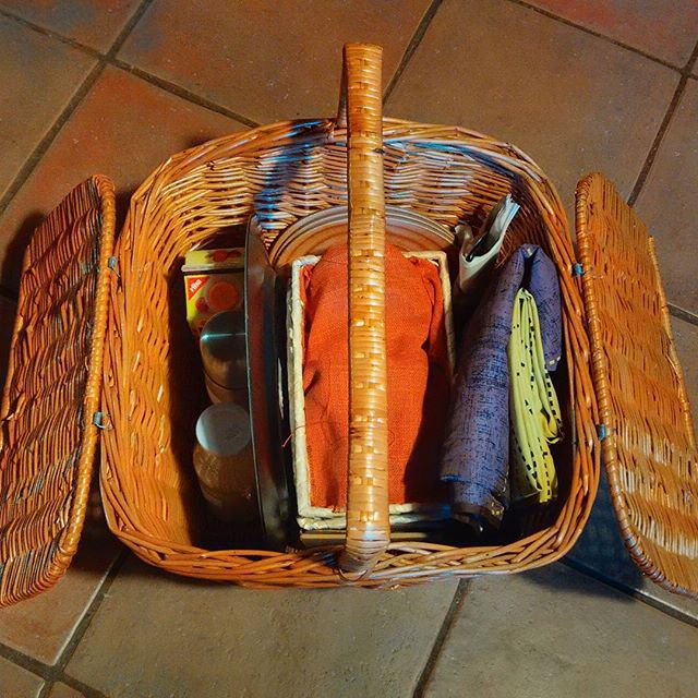 Desayuno preparado en la cesta para los alojados en la Cabaña del Roble