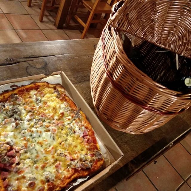 Cena en cesta preparada para la cabaña. Hoy con pizza casera e ingredientes ecológicos, recién salida del horno!!!!!!